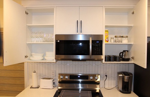 Evanston House | Brand New| 3 Bedroom, 1 king 2 Queen| Near Airport