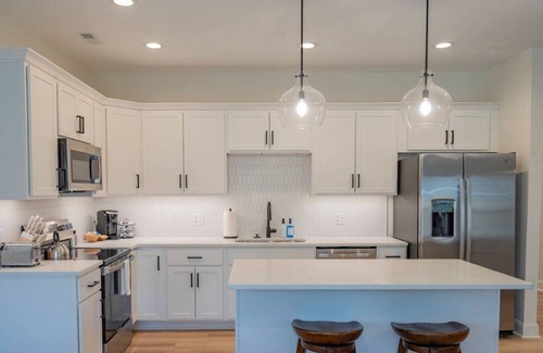 Lynchburg Apartment | Brand-New 3BR Townhome | KING BED | Great Location