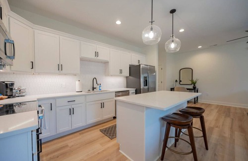 Lynchburg Apartment | Brand-New 3BR Townhome | KING BED | Great Location