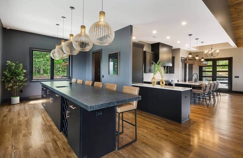 Tuxedo House | Brand New 5-Bedroom Modern Mountain Top Home