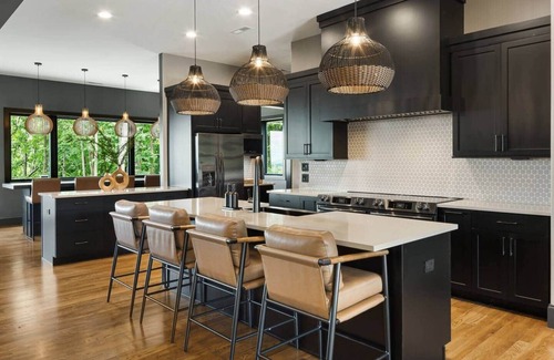 Tuxedo House | Brand New 5-Bedroom Modern Mountain Top Home