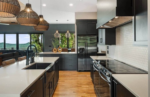 Tuxedo House | Brand New 5-Bedroom Modern Mountain Top Home