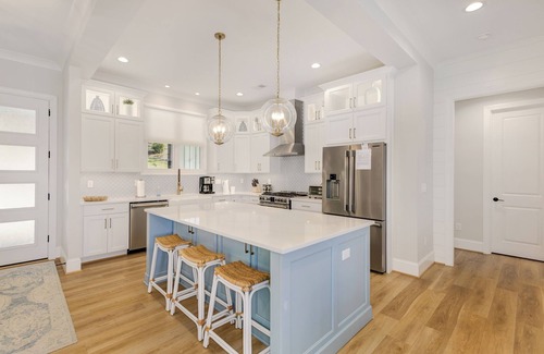 West Union House | Brand New 6BR/6BA Luxury, 20min to Clemson. Wooded flat lot/firepit/pool table!
