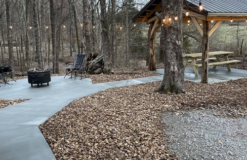 Anna Cabin | Brand new cabin in the woods with hot tub 1/2 mile from Starview Winery