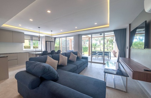 Klong Son Villa | Brand New Luxury 4-B Pool Villa Near Beach, Koh Chang