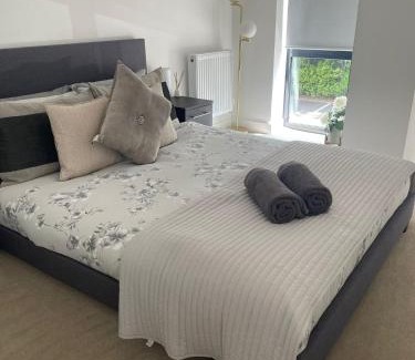 Barnt Green Apartment | Brand new luxury apartment with free parking and gym