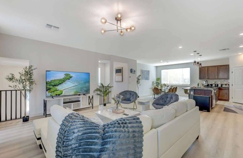 Spring Valley House | Brand New Modern & Luxe 5BR House Minutes to Strip