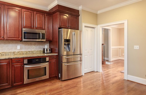 Asheville House | Brand New Pool and Hot Tub! Premium Wifi! Luxurious Home in Asheville. Bathrooms en-suite!