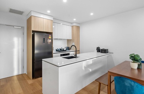 Surfers Paradise Apartment | Brand New Riverview 2BR apartment with Parking,Pool,Netflix in Central Surfers Paradise