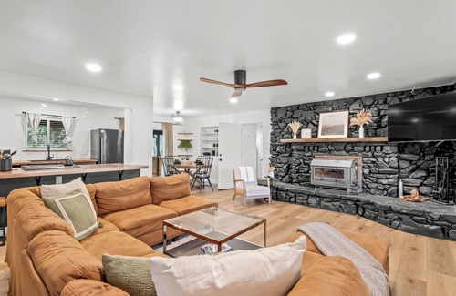 Oakhurst Cabin | Brand New Swim Spa! Game Room! BBQ! 5 Bed:3 Bath!
