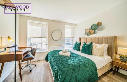 Rushmoor District Apartment | Brand New Town Center FREE FAST WiFi Balcony by Redwood Stays