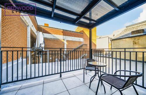 Rushmoor District Apartment | Brand New Town Center FREE FAST WiFi Balcony by Redwood Stays