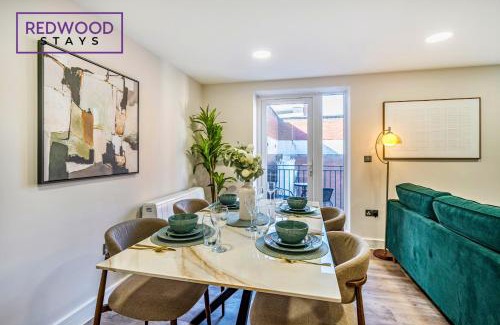 Rushmoor District Apartment | Brand New Town Center FREE FAST WiFi Balcony by Redwood Stays