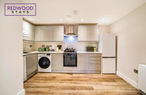 Rushmoor District Apartment | Brand New Town Center FREE FAST WiFi Balcony by Redwood Stays