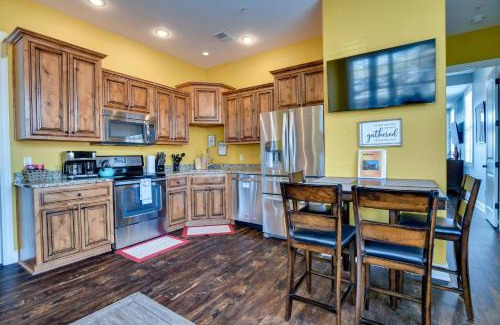 Indian Point Apartment | Branson Condo with Pool Near Silver Dollar City!