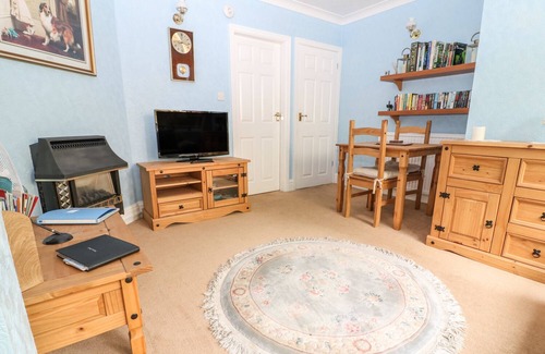 Selby Cottage | BRAYTON RETREAT, pet friendly, with a garden in Brayton