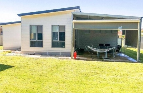 Lancelin House | Break-A-Way - Delightfully colourful & spacious