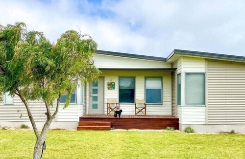 Lancelin House | Break-A-Way - Delightfully colourful & spacious