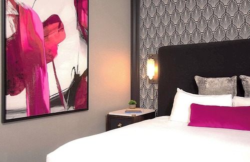 Downtown Chicago Hotel | Breath of Fresh Air! Near Willis Tower and Cloud Gate - The Bean, Pet-Friendly