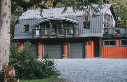 Upper Squamish House | Breath Taking Glacier Views on a Pristine Acreage in Sought out Squamish Valley