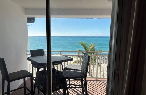 South Bimini Apartment | Breath taking OCEAN FRONT 5L Bimini Cove just steps from pool & Tiki bar