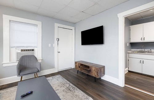 Springfield House | Breathtaking 1BD 1BTH Springfield Studio Apartment