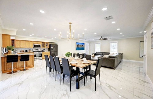 Hollywood Lakes Villa | Breathtaking 5BR/3BA Villa near Hollywood Beach