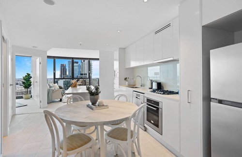 Brisbane Central Business District Apartment | Breathtaking City Views 1-Bed with Pool, BBQ & Gym