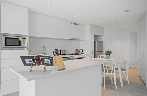 Brisbane Central Business District Apartment | Breathtaking City Views 1-Bed with Pool, BBQ & Gym