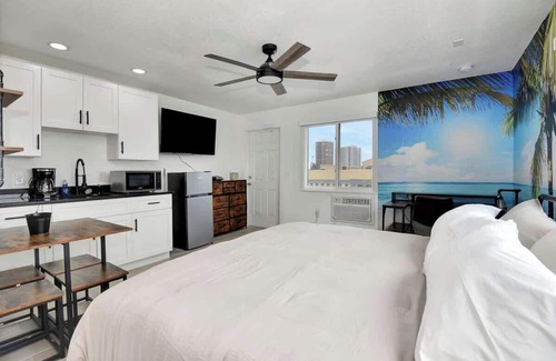Daytona Beach Shores Hotel | Breathtaking King Suite Steps to Daytona Beach