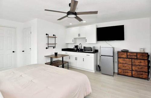 Daytona Beach Shores Hotel | Breathtaking King Suite Steps to Daytona Beach