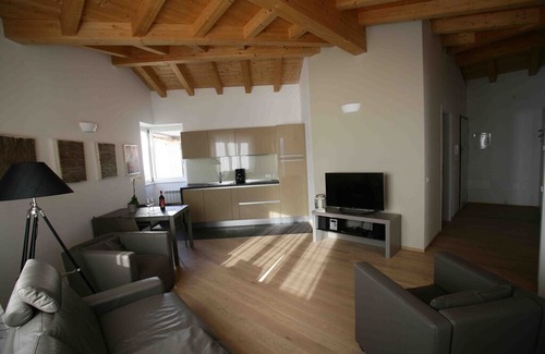 Aer Apartment | BREATHTAKING LAKE VIEW APARTMENT, SAUNA, SWIMMING POOL 6 BEDS