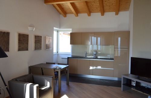 Aer Apartment | BREATHTAKING LAKE VIEW APARTMENT, SAUNA, SWIMMING POOL 6 BEDS