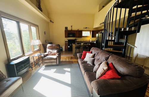 Asheville Cottage | Breathtaking Mountain View, Close to Everything yet tucked away in the woods.