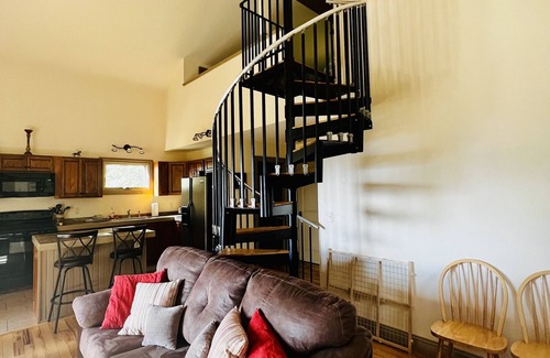 Asheville Cottage | Breathtaking Mountain View, Close to Everything yet tucked away in the woods.