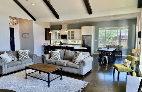 Paluxy House | Breathtaking Texas Hill Country Views - Welcome to the Retreat at the Ridge