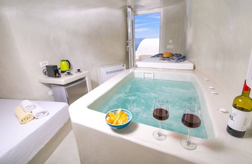 Oia House | breathtaking view with jacuzzi ,fully equiped ,made from scratch
