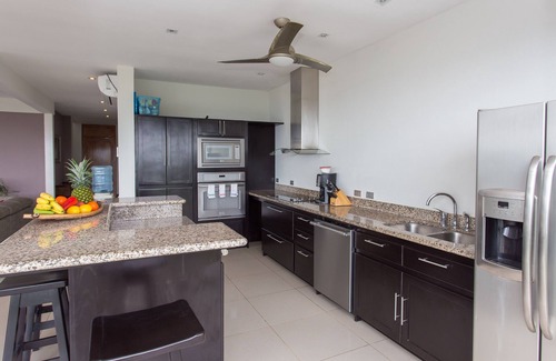 Manuel Antonio Villa | BREATHTAKING VILLA, STUNNING OCEAN/JUNGLE VIEWS, POOL, HS WIFI & MONKEYS!