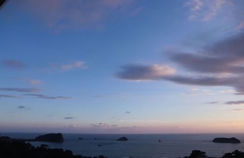 Manuel Antonio Villa | BREATHTAKING VILLA, STUNNING OCEAN/JUNGLE VIEWS, POOL, HS WIFI & MONKEYS!
