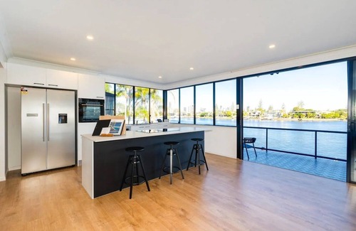 Surfers Paradise House | "Breeze on Sunset" 7 Bedroom Waterfront Haven in Surfers Paradise