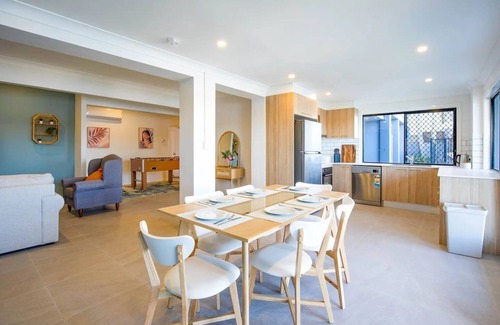 Surfers Paradise House | "Breeze on Sunset" 7 Bedroom Waterfront Haven in Surfers Paradise