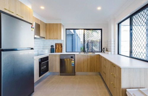Surfers Paradise House | "Breeze on Sunset" 7 Bedroom Waterfront Haven in Surfers Paradise