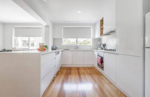 St. Kilda East Apartment | Breezy East - A Light-filled Family Retreat