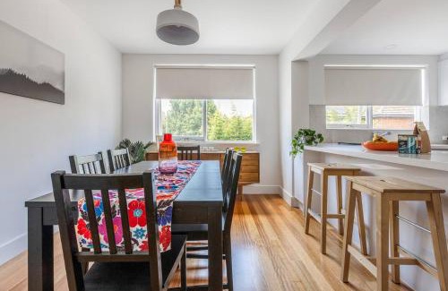 St. Kilda East Apartment | Breezy East - A Light-filled Family Retreat