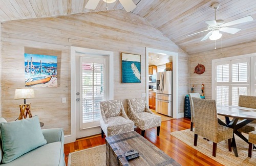 Old Town House | Breezy Florida Home with Shared Pool, Dog & Snowbird-Friendly - Walk to Beach