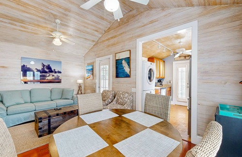 Old Town House | Breezy Florida Home with Shared Pool, Dog & Snowbird-Friendly - Walk to Beach