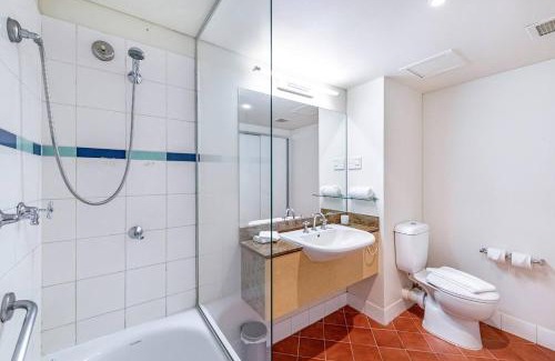 Darwin City Centre Apartment | Breezy Harbourfront Resort with Seaviews & Pool