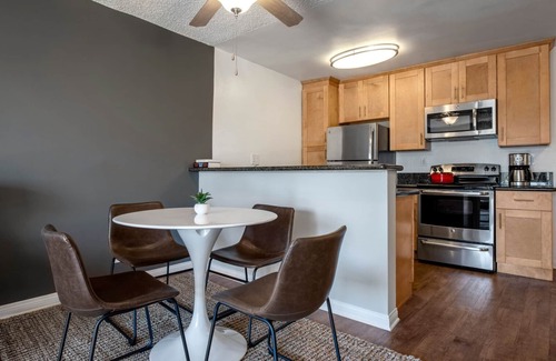 Ocean Park Apartment | Breezy Santa Monica 1BR w/Pool, Spa, BBQs, walk to beach, by Blueground