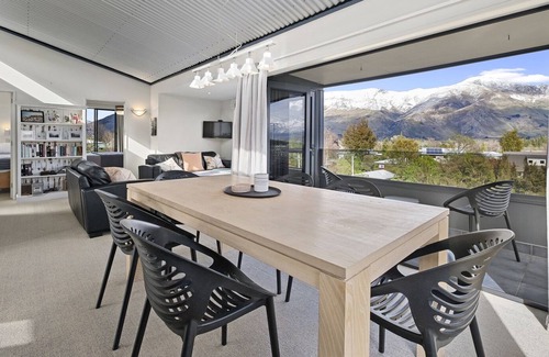 Wanaka Cottage | BREMNER BAY VIEWS - WANAKA UPSTAIRS HOLIDAY UNIT in Wanaka