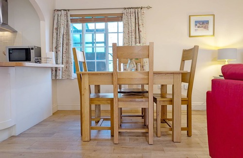 Chichester Cottage | Brewery Cottage - a cottage that sleeps 2 guests in 1 bedroom